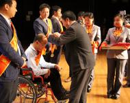 市委副書記、秘書長李寶清為“駐馬店青年五四獎(jiǎng)?wù)隆鲍@得者頒獎(jiǎng)