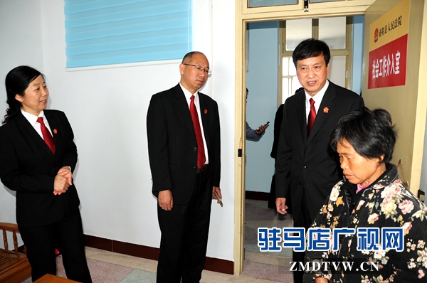 在一起涉及未成年人的離婚糾紛案件中，張社軍，李其宏，孫亞軒耐心細致地對原告的母親做思想工作 545.jpg