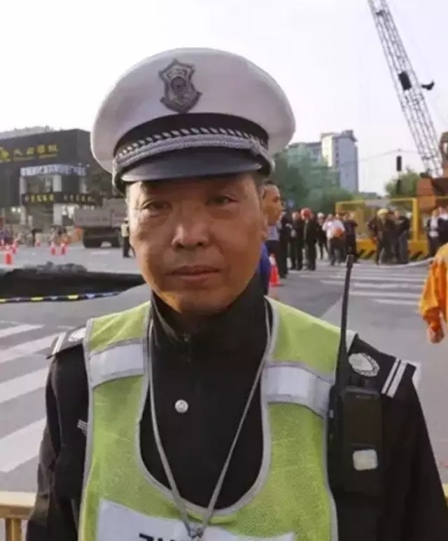 中國(guó)這位交警成了美國(guó)超級(jí)網(wǎng)紅