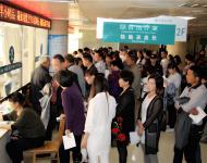 檢驗科采血處排滿了前來檢查的患者，把過道堵得嚴(yán)嚴(yán)實實。