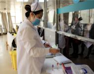 由于科室人少，患者較多，已懷孕8個多月的護士曹艷仍堅守在工作崗位，忙前忙后。