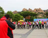 【駐馬店廣視網(wǎng)】（記者 蘇莎）5月21日-22日，體彩?環(huán)中原2016自行車公開賽暨“嵖岈山杯”駐馬店環(huán)嵖岈山自行車賽在我市5A級(jí)景區(qū)嵖岈山舉行。在開幕式和比賽現(xiàn)場(chǎng)，人們紛紛用手機(jī)、相機(jī)和攝像機(jī)記錄下精彩瞬間，駐馬店廣視網(wǎng)記者用鏡頭捕捉到了一些有趣的拍客畫面，分享給廣大網(wǎng)友。隨著手機(jī)的普及，拍攝已經(jīng)不再是專業(yè)人士的行為。隨手拍已經(jīng)成為人人都可以做到的記錄方式，我們都正在自覺或不自覺的用這種方式來(lái)記錄生活，見證歷史。