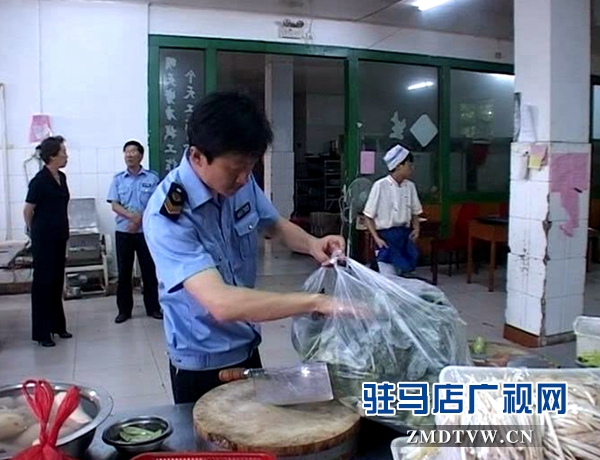 執(zhí)法人員檢查考場附近酒店廚房<a  href='http://www.tnvelaivaaippu.org/'  title='衛(wèi)生' target='_blank' >衛(wèi)生</a>_副本.jpg