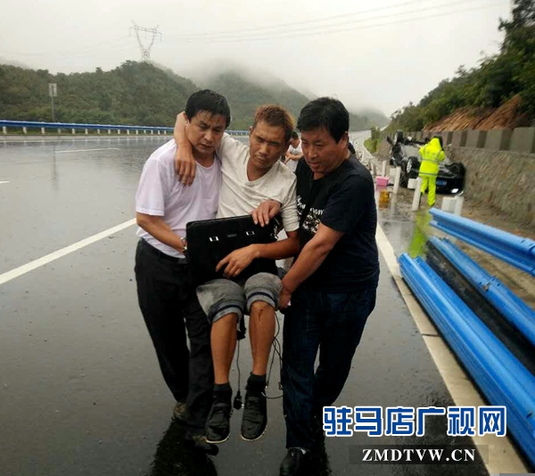 由于一傷者背腰腿部多處骨折，呂紹軍只好用毛巾拖著其臀部與泌陽(yáng)喬強(qiáng)一起抬起來往500米遠(yuǎn)的大巴上送.jpg