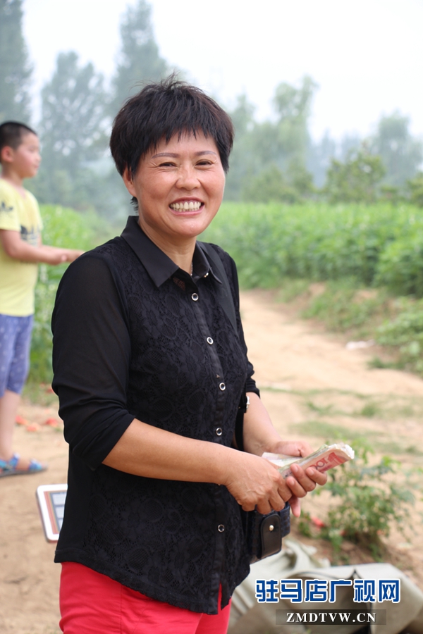 西瓜賣完了，王玲樂了.JPG