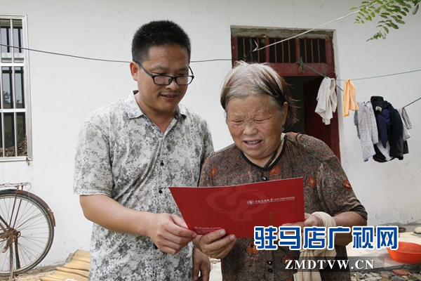 媽媽拿著兒子大紅色的大學(xué)錄取通知書，心里很美。.jpg