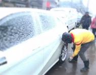 一個(gè)電話就趕來(lái)修車的小伙子。