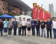 駐馬店市委宣傳部常務副部長劉衛(wèi)明和駐馬店廣播電視臺臺長王宇與參與大會開幕式轉播的駐馬店廣播電視臺技術人員合影留念。
