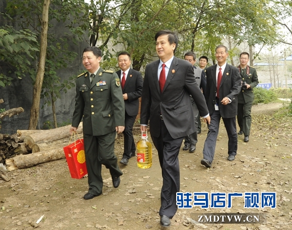 【01】中部戰(zhàn)區(qū)鄭州軍事法院院長(zhǎng)劉衛(wèi)國(guó)，泌陽(yáng)縣人民法院院長(zhǎng)孫亞軒帶著禮物，來(lái)到盤(pán)古鄉(xiāng)安子溝看望慰問(wèn)軍人家屬.jpg