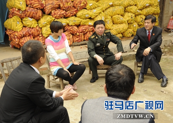 【02】農(nóng)家小院里堆放著收獲的玉米，軍地兩位法院院長(zhǎng)與軍人家屬交談.jpg