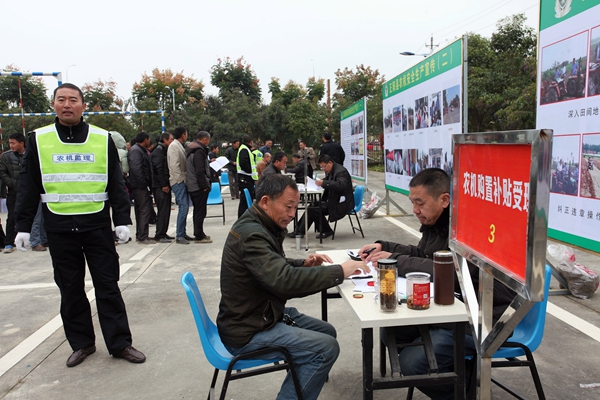 正陽農(nóng)民購買補貼農(nóng)機熱情高漲