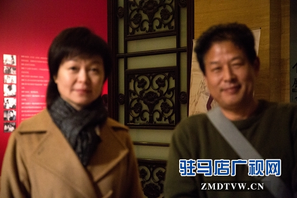 貴賓室內(nèi)，中國攝影家協(xié)會主席王瑤向張愛武道賀并給予親切鼓勵.jpg