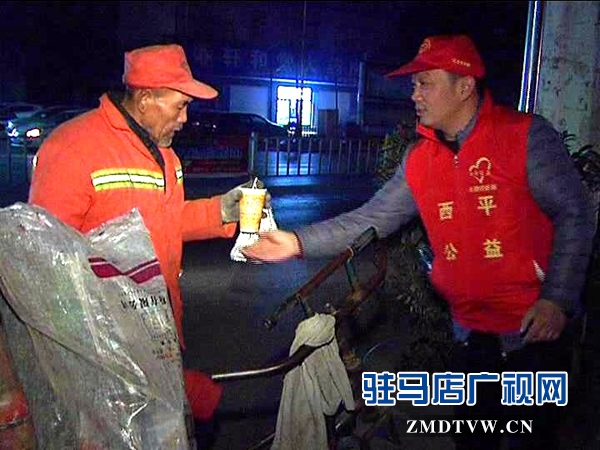 西平縣各界志愿者開展“走近環(huán)衛(wèi)工人，共建美麗西平”凌晨義務勞動_201612910504.JPG