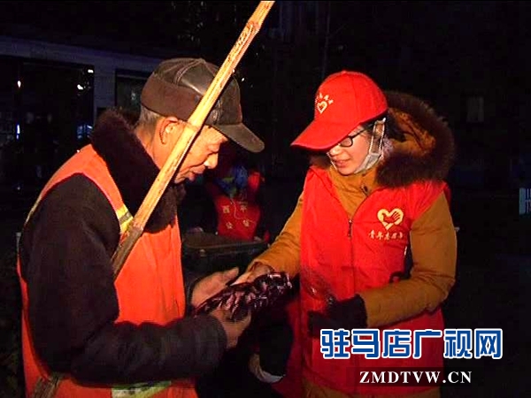 西平縣各界志愿者開展“走近環(huán)衛(wèi)工人，共建美麗西平”凌晨義務勞動_2016129104756.JPG
