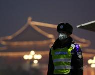 2017年1月3日，北京，一名戴著口罩的輔警在天安門廣場上執(zhí)勤。攝影：Thomas Peter