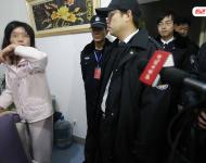2014年1月29日，北京門頭溝法院執(zhí)行庭法官為了18名農(nóng)民工能夠順利拿到包工頭張某的欠薪，一大早便驅(qū)車趕往一直與法院“躲貓貓”的張某家，對(duì)其進(jìn)行強(qiáng)制執(zhí)行。圖為法官到張某家后，其妻稱他已幾個(gè)月沒(méi)回家。法制晚報(bào)/視覺(jué)中國(guó)