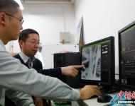 劉勇教授（左二）分析霧霾顆粒。