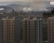 而盧廣這組圖片所反映出的也僅僅是工業(yè)發(fā)展影響城市環(huán)境的一個縮影。圖為站在邯鄲武安市城區(qū)西邊的商品房里，可清楚看到后方的裕華、金鼎、龍山等煉鋼企業(yè)。