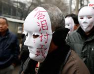 近幾年，由于經(jīng)濟(jì)增速下行，中西部地區(qū)和中小城市成為當(dāng)前討薪矛盾多發(fā)地區(qū)。一邊是國(guó)家和地方維護(hù)打工者權(quán)益的法律法規(guī)不斷出臺(tái)，另一邊則是“年年干活年年欠，年年討薪年年難”。不少打工者不得已只好采取行為藝術(shù)等手段以博取關(guān)注。圖為2015年2月2日，西安市尚德路陜西省水利廳的門前，七八位頭戴著白色面具者站在凜凜寒風(fēng)中，面具上寫(xiě)著：“含淚討工錢” “無(wú)顏見(jiàn)父母”等標(biāo)語(yǔ)。據(jù)了解，這幾個(gè)人是70名農(nóng)民工的代表，他們之前在武功縣干的工程被欠款156萬(wàn)元。誰(shuí)知，包工頭不但電話打不通，以前的家也搬了，根本找不到人，多次找到水