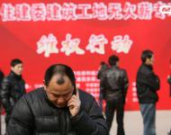 2013年1月27日，寧波市住建委“建筑工地?zé)o欠薪專項(xiàng)維權(quán)行動(dòng)”在寧波書(shū)城外廣場(chǎng)舉行，20余家大型建筑企業(yè)負(fù)責(zé)人現(xiàn)場(chǎng)辦公，對(duì)討薪工人涉及的問(wèn)題現(xiàn)場(chǎng)進(jìn)行解答，確保工人及時(shí)拿到工錢，開(kāi)心回家過(guò)春節(jié)。圖為一位工人在打電話。張培堅(jiān)/視覺(jué)中國(guó)