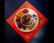 1月4日，內(nèi)蒙古呼和浩特市玉泉區(qū)清泉街社區(qū)一位老人在展示臘八粥食材。當(dāng)日，呼和浩特市玉泉區(qū)清泉街社區(qū)舉辦“溫暖臘八粥 濃濃鄰里情”活動，喜迎即將到來的“臘八節(jié)”。新華社發(fā) 丁根厚 攝