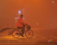 2017年1月4日早晨，一名環(huán)衛(wèi)工人在大霧中的安徽阜陽街頭騎行。盧啟建/視覺中國