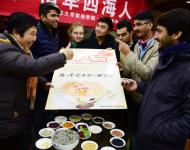 1月4日，內(nèi)蒙古呼和浩特市玉泉區(qū)清泉街社區(qū)一位老人在展示臘八粥食材。當(dāng)日，呼和浩特市玉泉區(qū)清泉街社區(qū)舉辦“溫暖臘八粥 濃濃鄰里情”活動，喜迎即將到來的“臘八節(jié)”。新華社發(fā) 丁根厚 攝