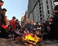 2014年3月份，100多名來(lái)自各地的建筑工人來(lái)到寧夏銀川鼎輝時(shí)代城二期項(xiàng)目工地上打工，11月2日，項(xiàng)目正式停工，但工友們一年來(lái)的血汗錢卻始終沒(méi)有下發(fā)，“光跑勞動(dòng)監(jiān)察大隊(duì)就不下10次，但每次都說(shuō)已經(jīng)處理了，要我們回去等消息。”12月31日，工友們來(lái)到銀川市公安局金鳳分局，但是打聽(tīng)了一圈卻始終沒(méi)找到這起案件的負(fù)責(zé)人。又跑了一天的工友們帶著重重心事再次回到工地，升起了一堆篝火取暖?！暗仍┘倨谝贿^(guò)，我們還得去要錢，要不到錢就不回家過(guò)年了！”新華社記者 彭昭之 攝