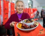 1月4日，內(nèi)蒙古呼和浩特市玉泉區(qū)清泉街社區(qū)一位老人在展示臘八粥食材。當(dāng)日，呼和浩特市玉泉區(qū)清泉街社區(qū)舉辦“溫暖臘八粥 濃濃鄰里情”活動，喜迎即將到來的“臘八節(jié)”。新華社發(fā) 丁根厚 攝
