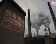 在邯鄲鋼鐵廠居民區(qū)附近張貼著很多治療鼻炎、咽炎等疾病的廣告。