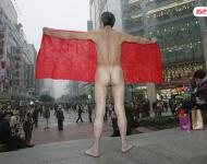 2005年11月27日，為了給癱瘓的兒子討回血汗錢，一名來(lái)自重慶市江津區(qū)的五旬老漢在解放碑鬧市裸體討薪。當(dāng)天，老漢抬著載有病兒的擔(dān)架床靠近解放碑中心，脫掉衣褲后展開(kāi)事先備好的橫幅：“包工頭給我血汗錢！救兒子，救我全家！”據(jù)老人介紹，2003年7月10日他的兒子在重慶市沙坪壩某工地施工時(shí)頭部受重傷，法院判決施工方給傷者一次性傷殘補(bǔ)助金等費(fèi)用共計(jì)61萬(wàn)余元。雖然官司打贏了，但施工方至今未付一分錢。