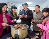 1月4日，內(nèi)蒙古呼和浩特市玉泉區(qū)清泉街社區(qū)志愿者為社區(qū)居民盛臘八粥。當(dāng)日，呼和浩特市玉泉區(qū)清泉街社區(qū)舉辦“溫暖臘八粥 濃濃鄰里情”活動，喜迎即將到來的“臘八節(jié)”。新華社發(fā) 丁根厚 攝