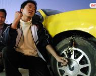 2004年12月6日下午，福建泉州，因一家面臨停產(chǎn)的服裝加工廠，拖欠15名工人3個(gè)月工資及1個(gè)月押金，工人聲稱沒(méi)有錢吃飯了，10多名工人只好集資12元買來(lái)一條鐵鏈鎖，把老板的轎車前輪鎖住。記者獲悉前往采訪，老板看到記者到來(lái)，從車間后面一“秘密通道”（平時(shí)鐵門緊鎖的消防通道）開(kāi)溜。隨后，記者與老板通上電話，老板稱沒(méi)有拖欠3個(gè)月工資，而是1個(gè)月。小洪/視覺(jué)中國(guó)