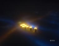 濃濃的霧霾遮住了夜晚的光線(xiàn)，變成幽幽的光影。nico/東方IC
