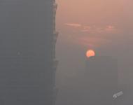 2017年1月2日，黃昏時分，霧霾籠罩下的鄭州。