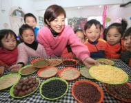 1月4日，內(nèi)蒙古呼和浩特市玉泉區(qū)清泉街社區(qū)一位老人在展示臘八粥食材。當(dāng)日，呼和浩特市玉泉區(qū)清泉街社區(qū)舉辦“溫暖臘八粥 濃濃鄰里情”活動，喜迎即將到來的“臘八節(jié)”。新華社發(fā) 丁根厚 攝