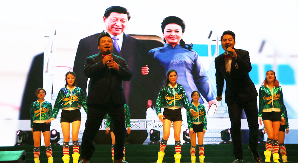 歌曲《習(xí)大大愛上彭麻麻》 演唱：余潤(rùn)澤、徐銨 伴舞：尚姿女子舞蹈隊(duì)