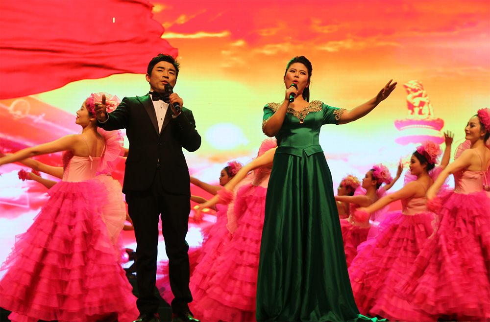 歌曲《共圓中國(guó)夢(mèng)》 演唱：陳艷偉、張小萌 伴舞：百課舞蹈工作室