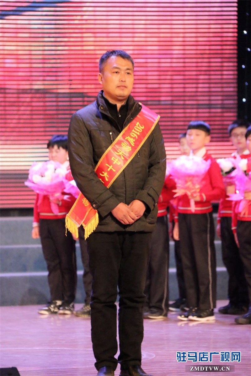 致富頭羊——趙萌。他視野開闊敢想敢干，他頭腦靈活勇于開拓，時代造就了他創(chuàng)新創(chuàng)業(yè)的品格。不讓一個人受窮，不讓一個人掉隊，是他為之奮斗的夢想，是他莊嚴的承諾。他使基層黨組織的戰(zhàn)斗堡壘作用得到充分的發(fā)揮，他帶領魏莊村快速實現了從貧困到富裕的跨越。