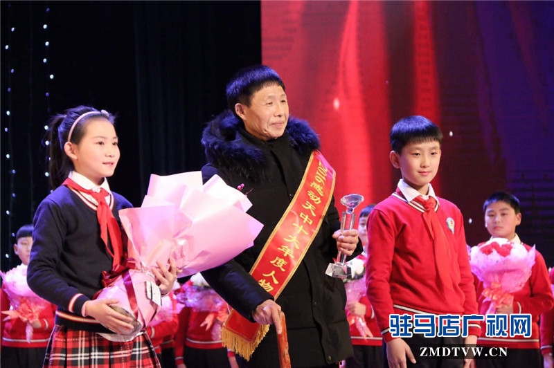 桃李春風——趙文義。扎根農村，他是庇護孩子們成長的參天大樹；身殘志堅，他是學生們學海泛舟的雙槳。他愛學生勝過愛自己，視教師職業(yè)如同生命，他用拐仗撐起無悔的人生。學生愛戴，家長信任，人民滿意在他身上得到了最好最精彩的詮釋。