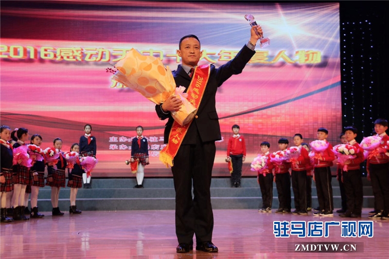 情義戰(zhàn)友——趙偉。他付出的是友情，收獲的是親情；他接過的是責任，擔當的是大義。十六年義務盡孝，他把親情友情演繹成一首蕩氣回腸的歌，讓人心在歌聲里感受愛的溫暖、情的力量、義的崇高。
