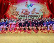 晚會(huì)結(jié)束，市領(lǐng)導(dǎo)與演出人員合影