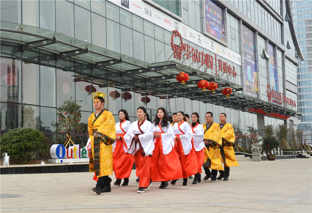 駐馬店華爾中心驚現(xiàn)漢服營銷中心，到訪者可合影“穿越”夢回漢朝
