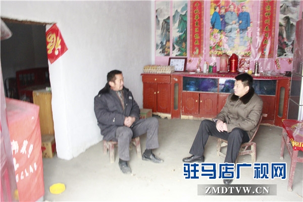 _4、侯亞軍與幫扶戶座談.JPG