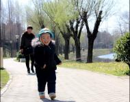 大風(fēng)過后,今日又回歸晴好天氣。不少市民來到公園踏青游玩，享受春日暖陽。