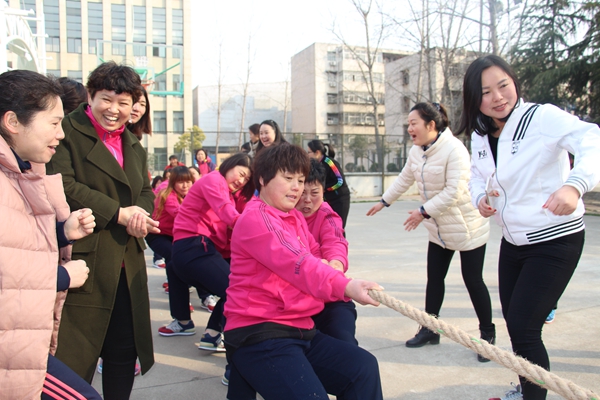 驛城區(qū)舉辦慶?！叭藡D女節(jié)”拔河比賽