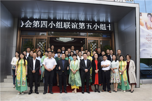 企業(yè)家走進(jìn)臻美整形醫(yī)院開展春暖健康美麗行愛心義賣公益捐助活動