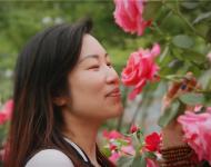 又恰逢“五一”小長(zhǎng)假，市民前來(lái)賞花游玩，盡情陶醉在這花香之中。