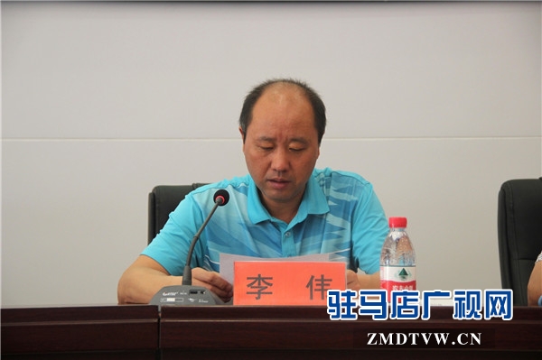 3、駐馬店市人力資源和社會保障局職業(yè)能力建設科副科長李偉宣讀《關于同意駐馬店市科技職業(yè)培訓學校開展高級工職業(yè)培訓的批復》
