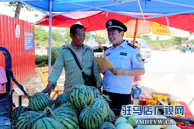 劉獻(xiàn)偉走訪瓜農(nóng)，瓜農(nóng)稱對(duì)轄區(qū)安全感非常滿意1.jpg